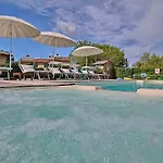 Дом отдыха In With Pool & Forest