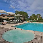 Дом отдыха In With Pool & Forest