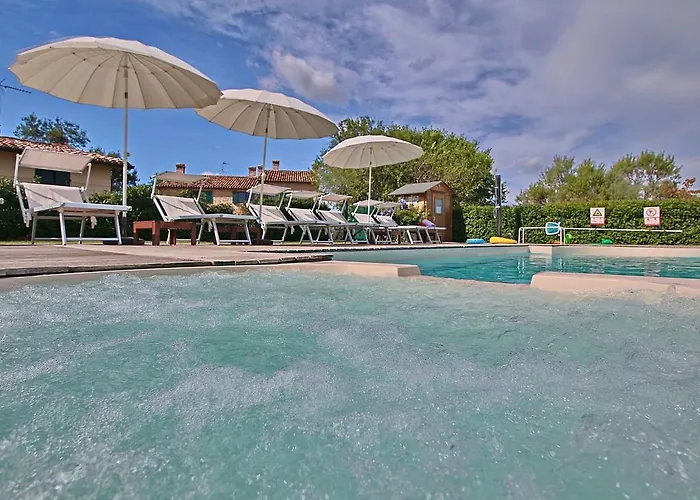 Сasa de vacaciones In With Pool & Forest