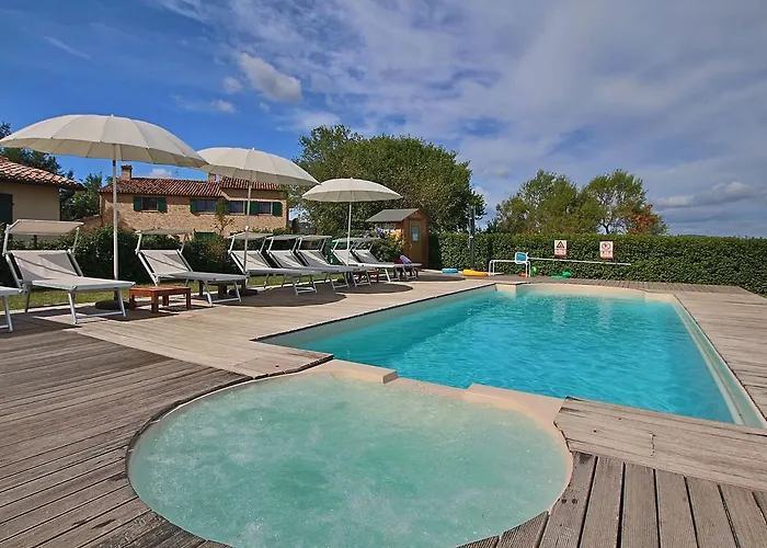 Сasa de vacaciones In With Pool & Forest